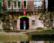 844576 Gezicht op de entree van de werfkelder onder het pand Oudegracht 267 te Utrecht, die in gebruik is als ...